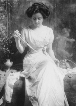 onlyoldphotography:  Frank Eugene: The Pearl Necklace, 1900s