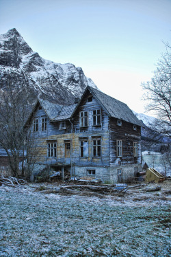abandonedography:  Forfallent hus - Decayed, never finished house