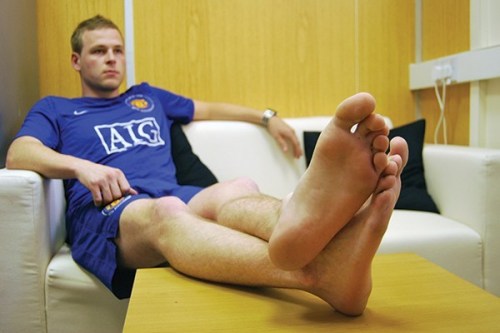 whitemalefeet:Sniff and lick this stud’s feet ;)