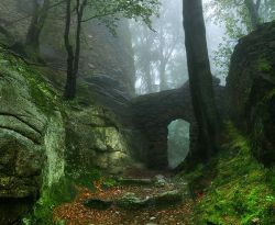 easternhawk:    Karkonosze Mountains, Poland; Mysterious Castle by Karol Nienartowicz   