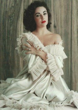 gatabella:  Elizabeth Taylor, c.1956