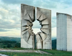 rhubarbes:  Abandoned Yugoslavia Monuments by Jan Kempenaers.images
