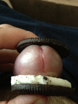 seankimcheese:  I wasnâ€™t gonna post this, but who doesnâ€™t like Oreos?!!  Wraio to oreo!!! Glikaki kaneis?