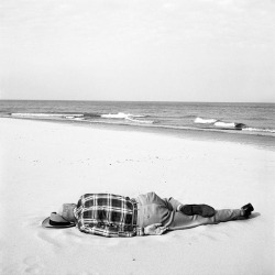 flashofgod:  Vivian Maier, August 22, Chicago, 1956. 