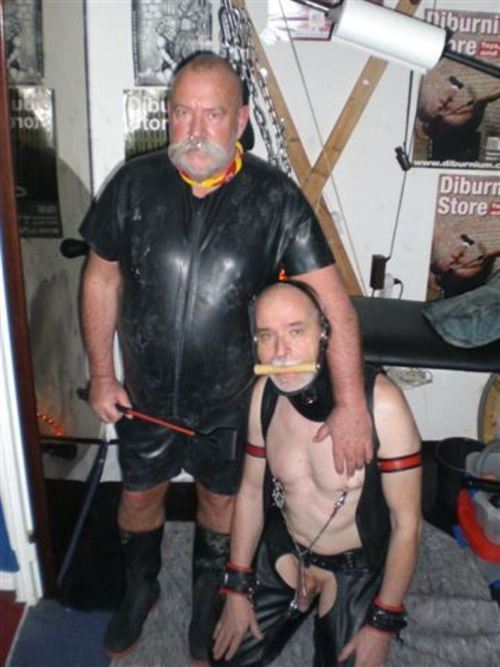 Incredibly sexy rubber Master. I would love to be fisted by him, especially with those industrial rubber gloves.