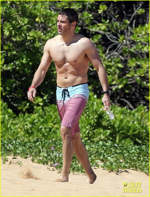 hottilicious:  James Marsden shirtless at the beach  