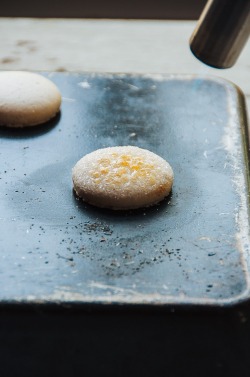 sweetoothgirl:    VANILLA CRÈME BRÛLÉE MACARONS  