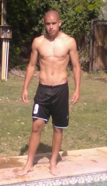 chilenos-hot:  Carlitos Opazo, 25 años, Juega por Valdivia y esta esquisito! Recien agregado, espero tener fotos mejores:)