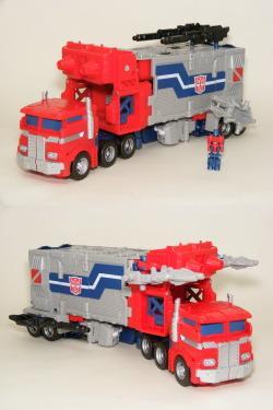 thelastgherkin:  Siege on Cybertron Magnus Prime with Apex*&