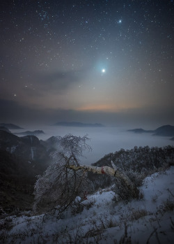me-lapislazuli:  Star gazing above clouds | by haitongyu | http://ift.tt/1PtWQjG
