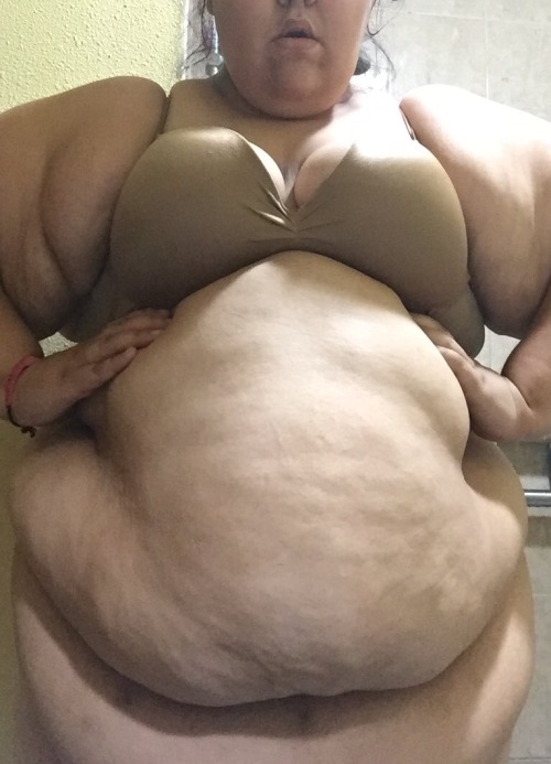 daddylovespiggy:  cutefatbabeee:  Update. I think I’m fat..  