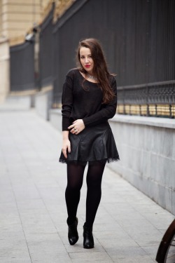 tightsobsession:  Dark doll. Via Fashion In My Eyes.