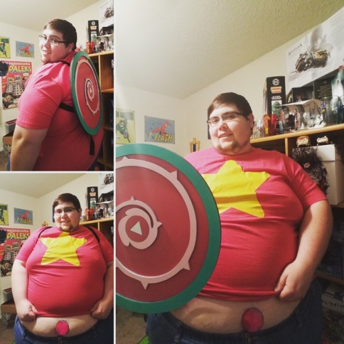 gordo4gordo4superchub:  crystalgemcosplay:  Posted by jarebear1267    :Always been a bit shy about my body (normal people vs my followers), but putting a gem on and using a shield helps me come out of my shell a bit more. Hope ya’ll like it!   You
