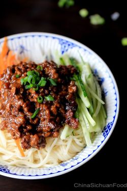 intensefoodcravings:  Zha Jiang Mian—Minced Pork Noodles |