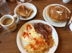 Provecho #wheatpancakes #wheattoast  (at Denny’s)