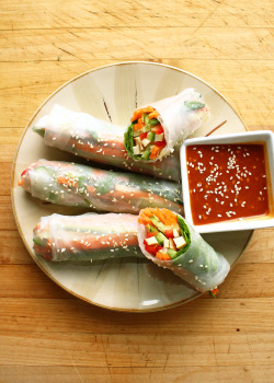 garden-of-vegan:  Smoked tofu & Veggie rice rolls (spinach,