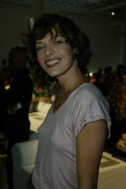 celebs-pokies:  Milla Jovovich, pokin’ in the dark 