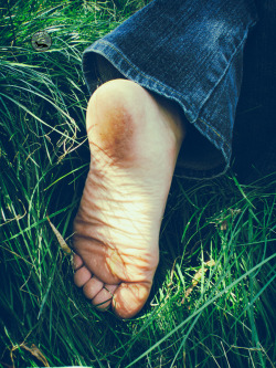kickingoffmyheels:  Cute wrinkled sole scrunching on grass -