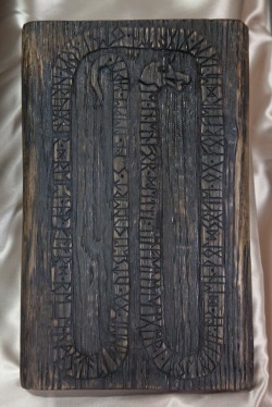 A detail view of the lid of the oaken casket containing a giant’s