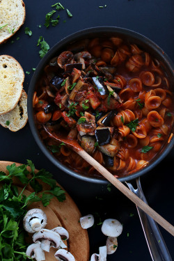 delicious-food-porn:  alloftheveganfood:  Vegan One Pot Pasta