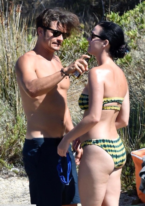 fuckyoustevepena:  Orlando Bloom Strips Naked at the Beach, With Katy Perry   