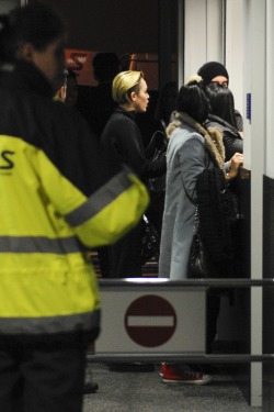 mileynation:  Miley Boarding a private jet in Berlin 