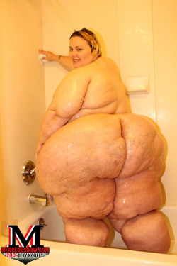 ssbbwlovefatgirl:  J'arrive prendre ma douche avec toi ma belle