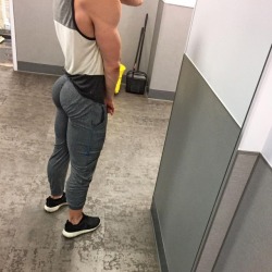 valiumhotel:in case if you missed my butt 💁‍♂️🍑 #legdayeveryday