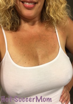 hot-soccermom:  Thought I’d take a few shots as I wait for