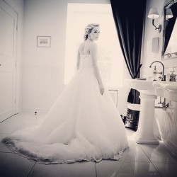 bryllupsfotograf:  Bride getting ready #kokkedal #kokkedalslot