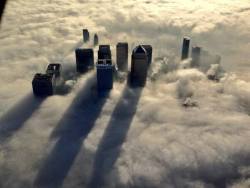 silvy67:  Londra avvolta dalla nebbia: lo spettacolo è mozzafiato
