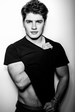  Gregg Sulkin  