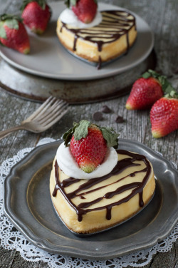 sweetoothgirl:   Heart Shaped Classic Cheesecake  