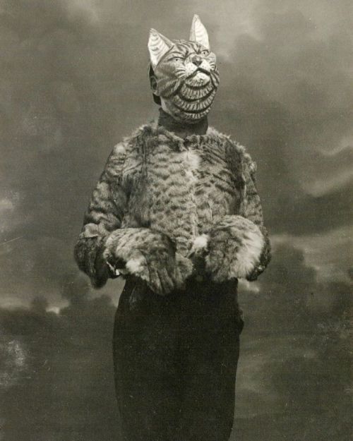 Man dressed like a cat, 1922.https://painted-face.com/