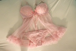 sissydonna:amarriedsissy:  i love the bra cups on this babydoll!