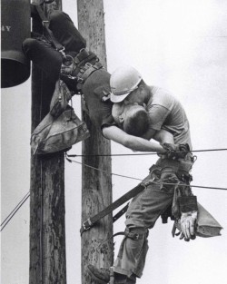 vigp14:  “The Kiss of Life”. This iconic photo shows