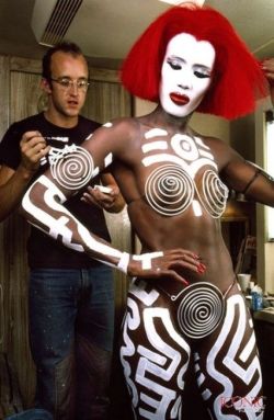 tailofwood:  A pic from the 80s. Keith Haring paints Grace Jones
