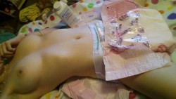 dollfaced-kitten:  Diaper change ♡ 