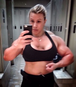 lv4femalemuscle:  Love to see Julie’s huge traps again!