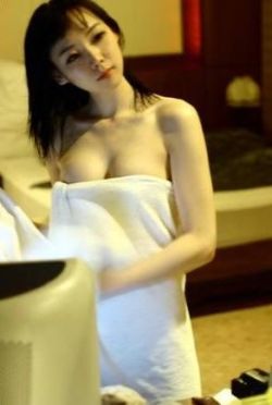 ringinyourasianpussy:  Nice Korean nipple slip after shower.