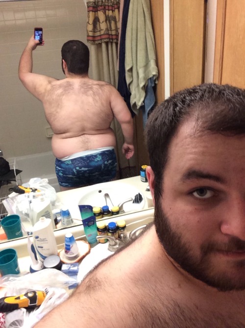 never-fat-enough:  Hezh sho kewt!!!!!!!!!!  Awesome moobs? Check.Nice belly? Check plus potentially more.Handsome face? Check! Such is the cruelty of the internet. I get to see the perfect man and yet am denied touching him by a wall of thin glass…