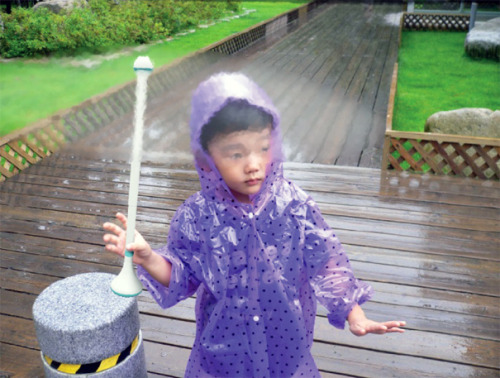 fatwink:  travelingcolors:  Korean designers Je Sung Park and Woo Jung Kwon have developed an invisible umbrella that will keep you dry by repelling rain.  Consisting of a simple plastic stick that creates an artificial wind at the top, the ‘umbrella’