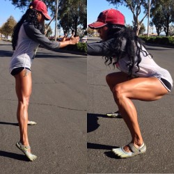 sexygymchicks:  @auwanaisgifted: #legday #squats #form #asstothegrass