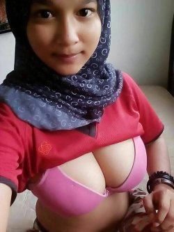 kaki-foto:  Muka dia manis, buah dada ranum, body sedikit chubby,