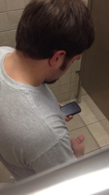 noskinnyguysallowed:  There’s a guy jerking it in the stall