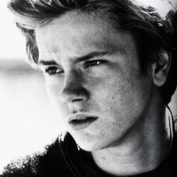 your-lovers-and-drifters:  River Phoenix 