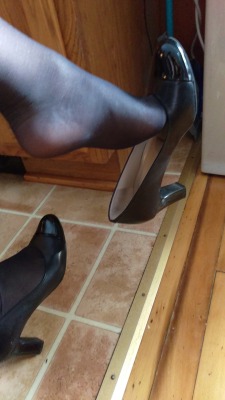 ninavontease1:  All day in nylons and shoes. Sniff my stinky