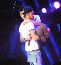 yziam:  Liam carrying Zayn bridal style (ノಠ益ಠ)ノ彡┻━┻. 