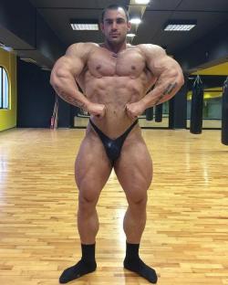 skimpyposersbigbulges:  (via Flexin’ 60979 - MyMuscleVideo)