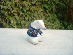 inklingsthings:A cosy polar bear! I’m adding more animals to